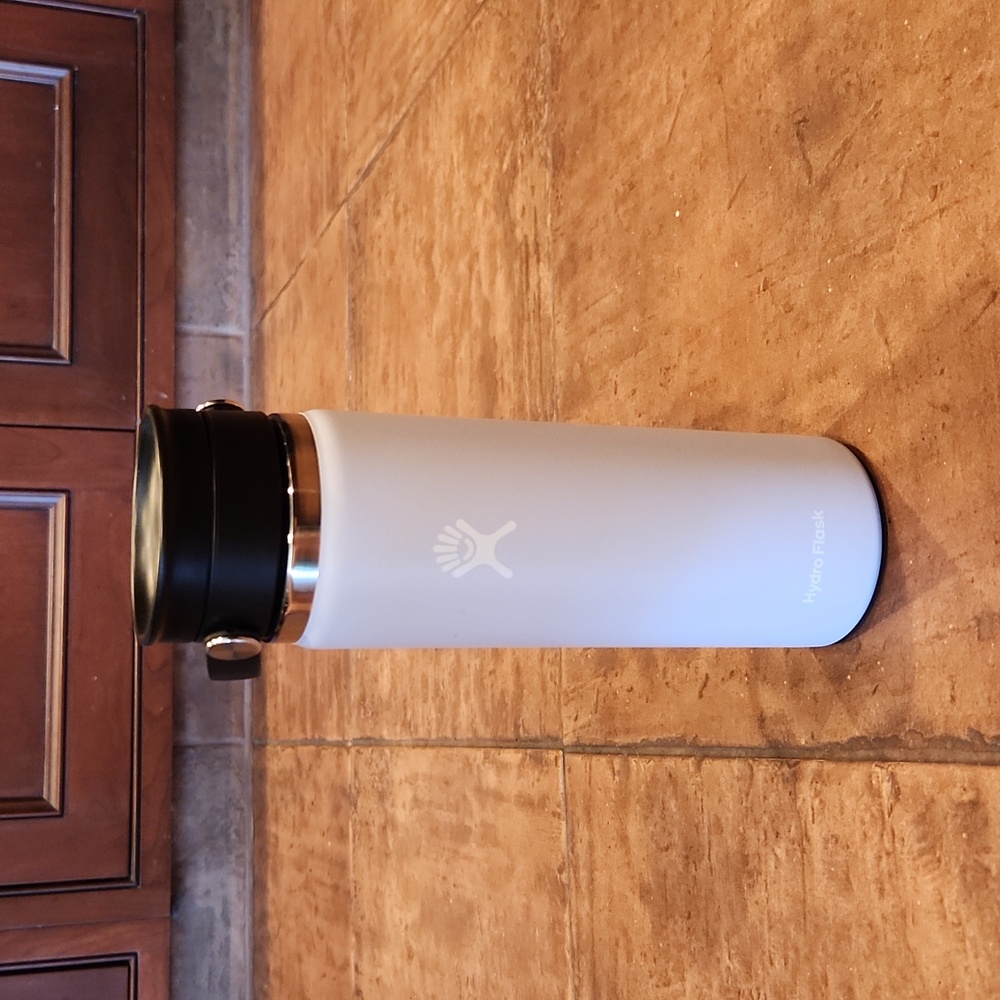 Light Purple 20 oz. Hydro Flask Coffee Tumbler w/ Flex Sip Lid.